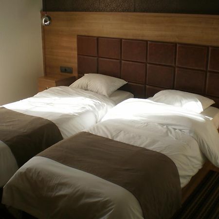 Metropolis Hotel เซเรส ภายนอก รูปภาพ