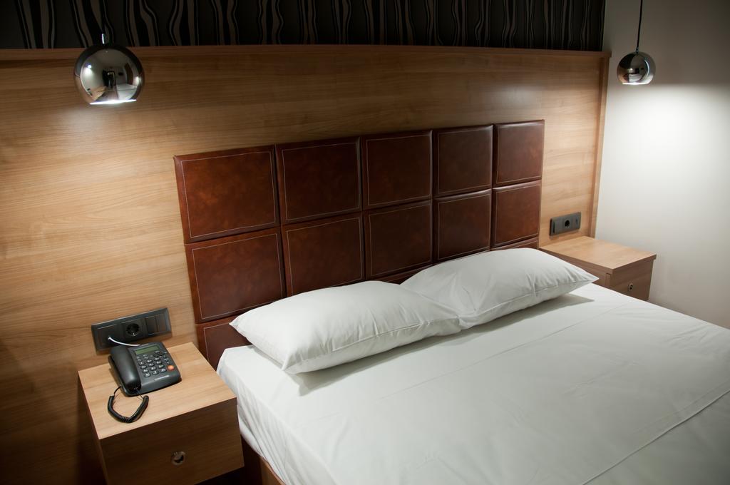 Metropolis Hotel เซเรส ภายนอก รูปภาพ